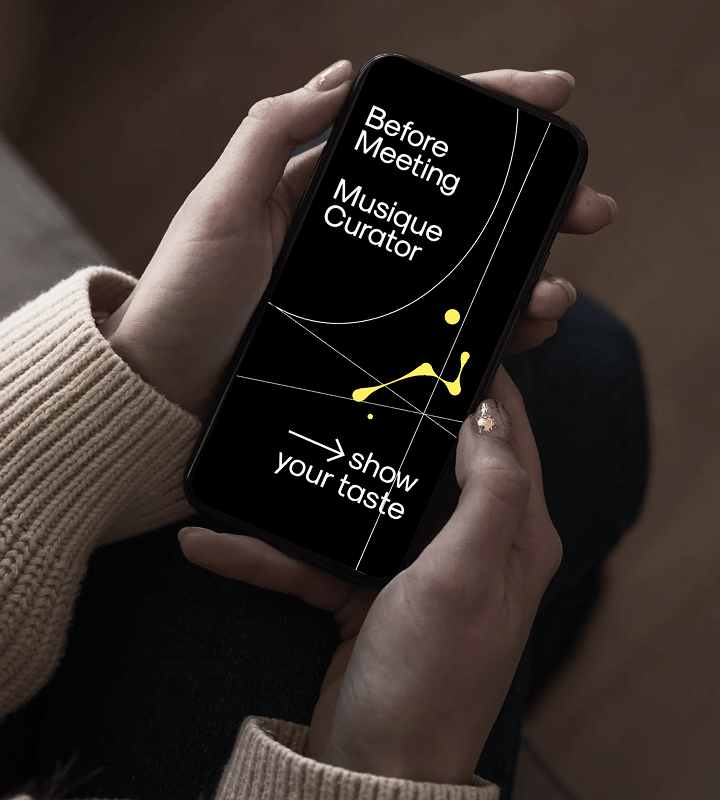 Mobile Musique Curator screen in hand